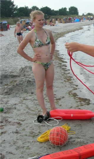 Melanie mit Rettungsmitteln